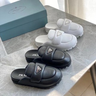 **C*** รองเท้าลำลองหนังแกะ Prada Nappa leather sandals มี 2 สีให้เลือก สินค้าใหม่ ของแท้