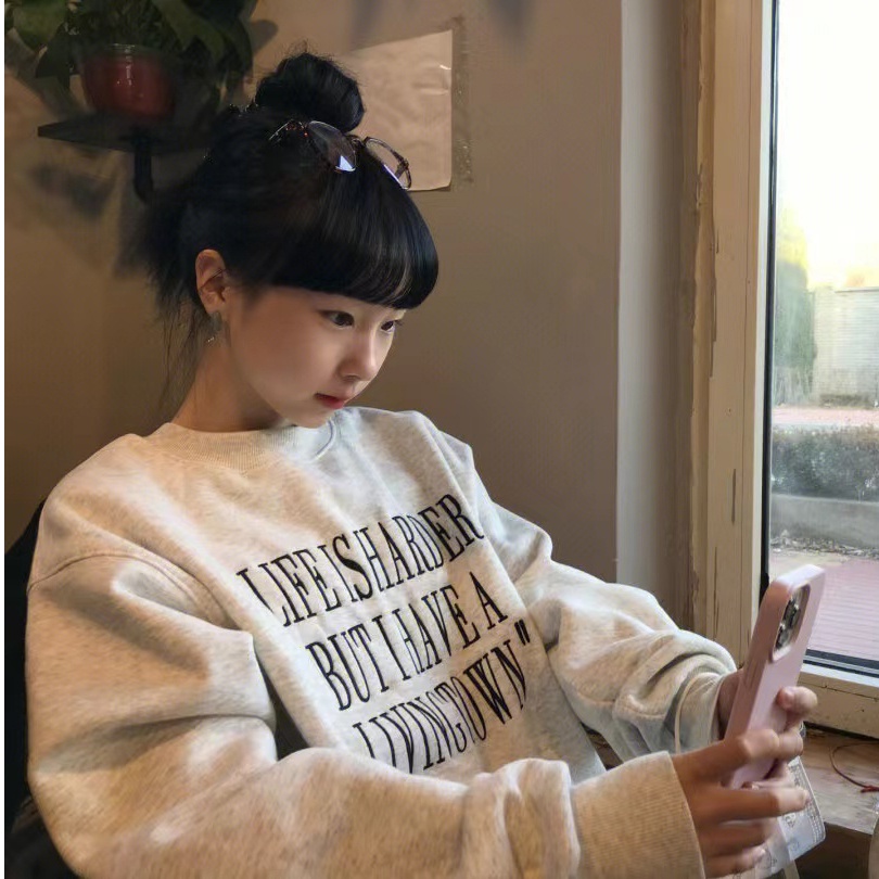 เสื้อกันหนาวแขนยาวลําลอง คอกลม ผ้ากํามะหยี่ แบบหนา พิมพ์ลายตัวอักษร ขนาดใหญ่ สไตล์มินิมอล สําหรับผู้ชาย และผู้หญิง ไซซ์ 3XL
