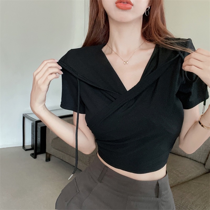 T-shirts 115 บาท Floerns เสื้อครอปเปิดไหล่ไหมพรม ทรงสวยแมตช์ง่าย Women Clothes