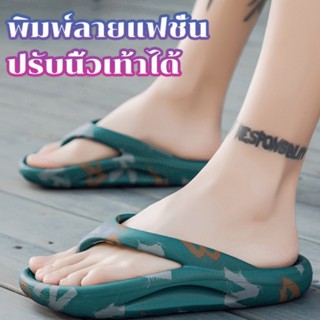 รองเท้าสไตล์คู่ของชายที่รวมถึงการหลบฝนและการเดินเล่นบนทรายชายหาดในฤดูร้อน