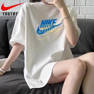 [ขายดี พร้อมส่ง] Nike ของแท้ 100% เสื้อยืดลําลอง แขนสั้น คอกลม พิมพ์ลาย ทรงหลวม ใส่สบาย แฟชั่นสําหรับสตรี