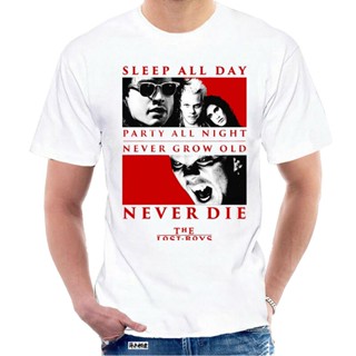 เสื้อยืด พิมพ์ลาย The Lost Boys Never Die Adulti Erica สําหรับเด็กผู้ชาย010666