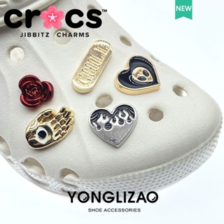 Jibbitz Crocs charms หัวเข็มขัดโลหะ รูปดอกกุหลาบ อุปกรณ์เสริม สําหรับตกแต่งรองเท้า Crocs DIY 2023