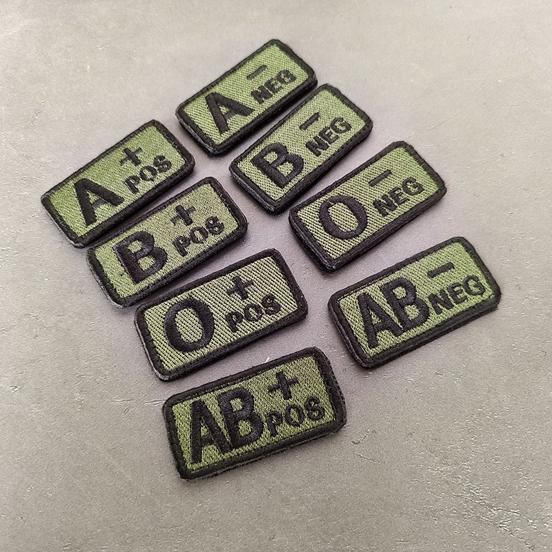 ที่กําหนดเอง  ปักเลือดประเภทแถบยุทธวิธีเย็บปักถักร้อย A AB O B+pos เลือดประเภทแสตมป์ 3D Velcro Patch