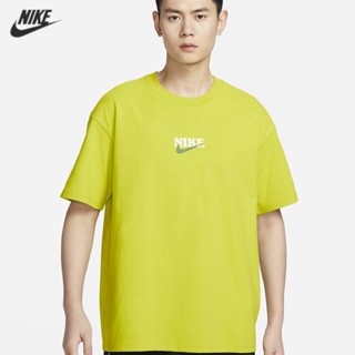 【พร้อมส่ง】ของแท้ 100% Nike เสื้อยืดแขนสั้น พิมพ์ลายการ์ตูน ระบายอากาศ ทรงหลวม สําหรับผู้ชาย FN3700-100-335