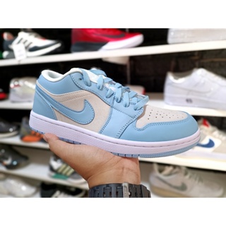 Jordan 1 Low Mens "Univeristy Blue" รองเท้าผ้าใบลําลอง สําหรับผู้ชาย สีฟ้า สีขาว สีเทา HKJA