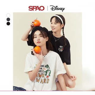 SPAO เสื้อยืดแขนสั้น พิมพ์ลายไดโนเสาร์ Toy Story แฟชั่นฤดูร้อน สําหรับผู้ชาย และผู้หญิง SPRLD24D13