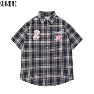 Suikone   เสื้อเชิ้ตลายสก๊อตแฟชั่นใหม่ผู้ชายญี่ปุ่นคอเหลี่ยมแขนสั้นเสื้อเชิ้ตผู้ชายแฟชั่นชายและหญิงใส่คู่ได้