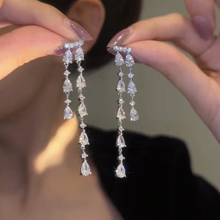 ต่างหูเข็มเงิน รูปพัด ประดับเพทาย หรูหรา