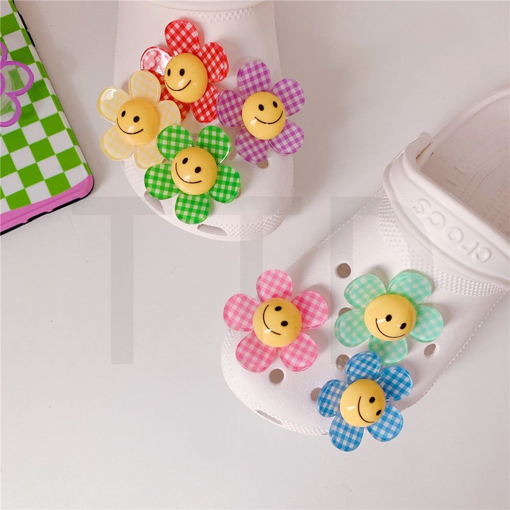 สําหรับผู้หญิง Girls Viral diy รองเท้าอุปกรณ์เสริม ins สติกเกอร์ตกแต่งรองเท้า clog clog Limited Edition หัวเข็มขัดรองเท้าสําหรับหัวเข็มขัด charm pin