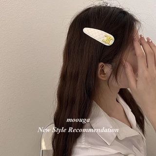 Moouga/influencer กิ๊บติดผม โลหะ ลายตัวอักษรน่ารัก สีดํา สีขาว สไตล์เกาหลี สําหรับผู้หญิง