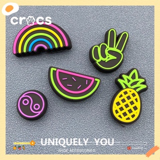 ใหม่ รองเท้าแตะ Crocs jibbitz แต่งหัวเข็มขัด ลายการ์ตูนผลไม้ ดอกไม้ 2023