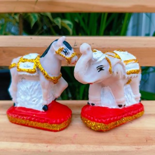 ์NC1 ช้างม้า งานสีสีขาว สำหรับแก้บนหรือถวายศาลพระภูมิ สูง8cm ทำจากเรซิ่นลงสีงดงามประดับกากเพชร ถวายเพื่อเกิดความเป็นมงคล