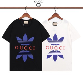 ☆★♣ เสื้อยืดผู้ชายGucci × Adidas เสื้อยืดคอกลม แขนสั้น พิมพ์ลายโลโก้ ทรงหลวม ระบายอากาศ ของแท้ 100% เหมาะกับหน้าร้อน