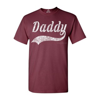 Newdaddy เสื้อยืดแขนสั้น ผ้าฝ้าย พิมพ์ลายเบสบอล Maroon สไตล์คลาสสิก สําหรับผู้ชาย 715083