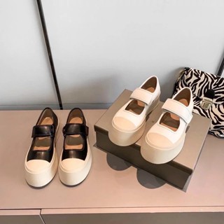 [Marni Marni Top Version Marnie Jane Shoes] ใหม่ รองเท้าแมรี่เจน ส้นหนา ปากตื้น สไตล์น่ารัก แฟชั่นฤดูใบไม้ผลิ ฤดูร้อน สําหรับผู้หญิง 2022 รองเท้าผ้าใบ รองเท้าแมรี่เจน หัวกลม สไตล์เรโทร สําหรับผู้หญิง