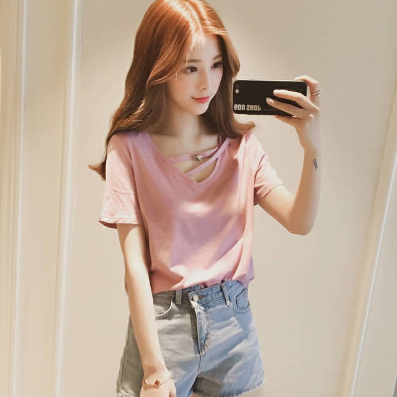 Bee สไตล์ใหม่ สีทึบ แขนสั้น เสื้อยืด ผู้หญิง เวอร์ชั่นเกาหลี ins เทรนด์ หลวม นักเรียน คอวี ครึ่งแขน ท็อปส์