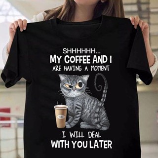 เสื้อยืดผ้าฝ้าย พิมพ์ลายแมวดํา Shh My Coffee And I Are Having A Moment ของขวัญคนรักกาแฟ สําหรับผู้ชาย และผู้หญิง มี 6 สี