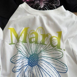 ((พร้อมส่ง) Mardi johnnson23 เสื้อยืดแขนสั้น พิมพ์ลายดอกเดซี่ ทรงหลวม แฟชั่นฤดูร้อน