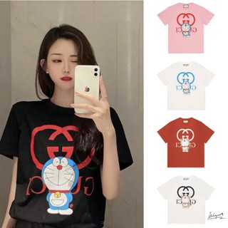 ☆★♣ Gucci ใหม่ เสื้อยืดแขนสั้น พิมพ์ลาย Doraemon Joint สําหรับผู้ชาย และผู้หญิง