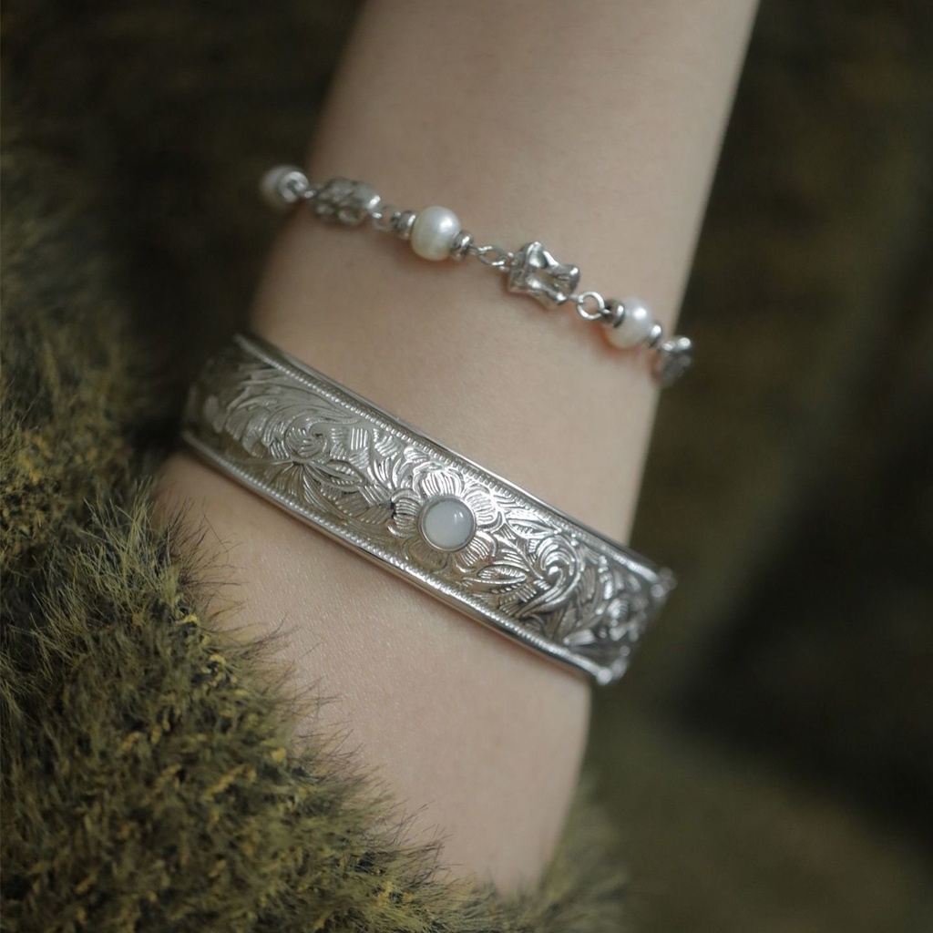 Miyan S925 สร้อยข้อมือเงิน Tang หญ้ารูปแบบ Chalcedony สไตล์จีนสร้อยข้อมือหน้ากว้างนูนดอกไม้ Matte สร้อยข้อมือ Niche Design แฟชั่นหญิง