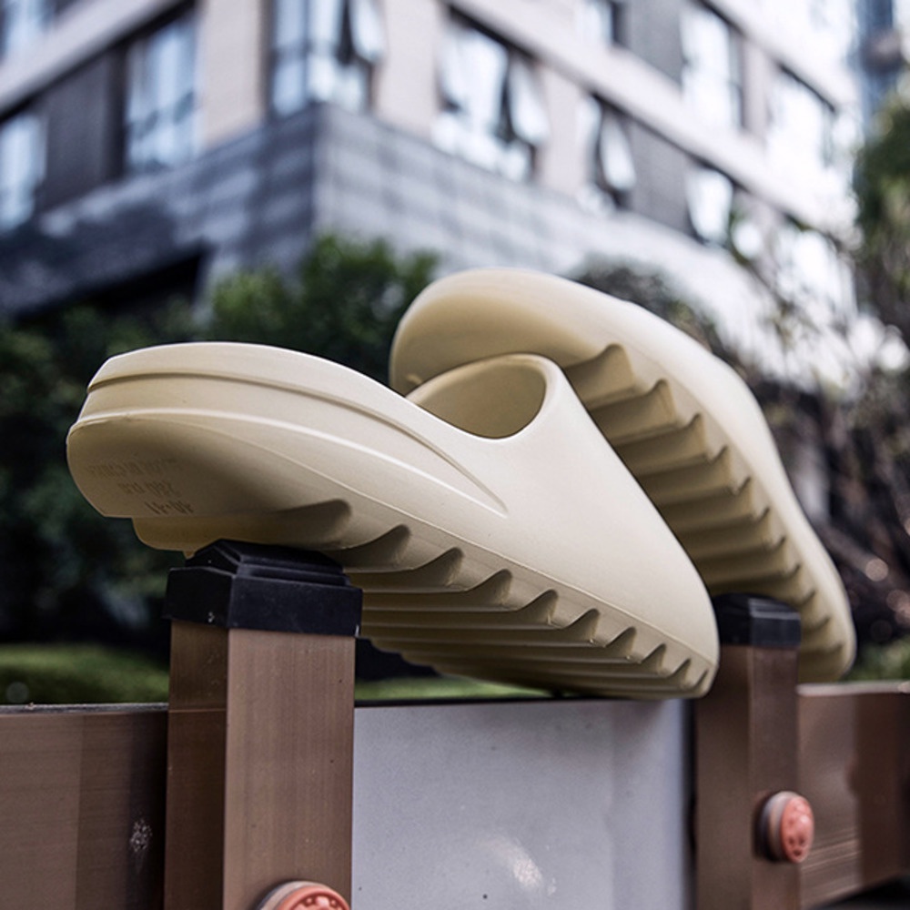 「DR」Slide Kanye รองเท้าแตะผู้ชาย ป้องกันการลื่นไถล นุ่มและสบาย Size 36-45