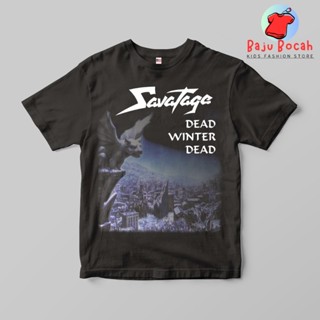 เสื้อยืด พิมพ์ลาย SAVATAGE DEAD WINTER BAND พรีเมี่ยม สําหรับเด็กผู้ชาย และผู้หญิง อายุ 1-9 ปี