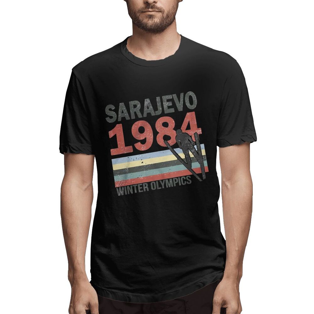 TYเสื้อยืด ลายเกมโอลิมปิก Sarajevo 84 1984 สีเทาเข้ม สไตล์เรโทร เหมาะกับฤดูหนาว สําหรับผู้ชาย