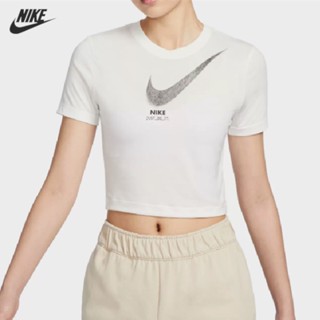 【พร้อมส่ง】ของแท้ 100% Nike เสื้อยืดลําลอง แขนสั้น เอวสูง ผ้าถัก พิมพ์ลาย เหมาะกับการเล่นกีฬา สําหรับสตรี DZ3750