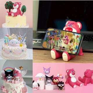 SANRIO Kawaii ที่วางโทรศัพท์ตั้งโต๊ะ รูปหมีสีชมพู สตรอเบอร์รี่ หมีน่ารัก ของขวัญ สําหรับตกแต่งเค้ก และแท็บเล็ต