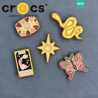 Jibbitz Crocs charms ไพ่ทาโรต์โลหะรองเท้าหัวเข็มขัดหลุมรองเท้าอุปกรณ์เสริมที่มีคุณภาพสูง Crocs รองเท้าดอกไม้สนุก DIY หัวเข็มขัดตกแต่ง