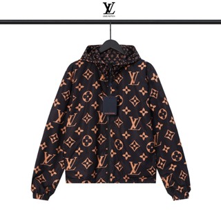 Louis Vuitton ของแท้ 100% เสื้อแจ็กเก็ต เสื้อกันลม มีฮู้ด พิมพ์ลายโลโก้ คลาสสิก กันน้ํา แบบบาง สําหรับผู้ชาย