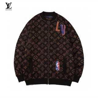 Louis Vuitton×NBA ของแท้ 100% เสื้อแจ็กเก็ตเบสบอล ผ้าถัก ให้ความอบอุ่น แฟชั่นฤดูหนาว สําหรับผู้ชาย