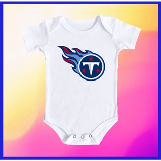 Tennessee Titans ชุดจั๊มสูทรอมเปอร์ ผ้าฝ้าย พิมพ์ลายทีมรักบี้ ระบายอากาศ สําหรับเด็กทารกแรกเกิด 5MF8