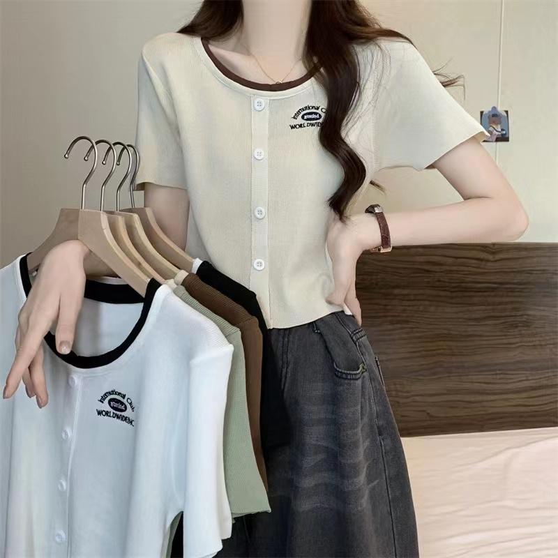 (พร้อมส่ง/ใหม่)#42065เสื้อยืดไหมพรมแขนสั้นผู้หญิง 2024 ฤดูร้อนใหม่สลิมลายปักตัวอักษรส