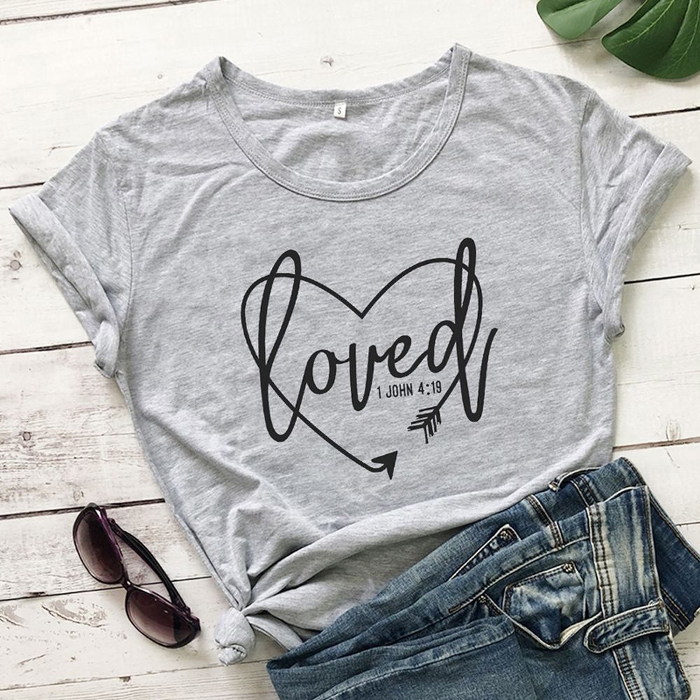 Bible Verse Loved 1 John 4:19 พิมพ์เสื้อยืดหญิง Love Letter Tee ผู้หญิงฤดูร้อนแขนสั้นด้านบน