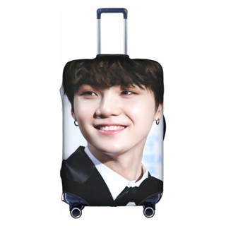 【พร้อมส่ง】ผ้าคลุมกระเป๋าเดินทาง แบบยืดหยุ่น ซักทําความสะอาดได้ ลาย Kpop BTS Suga สําหรับกระเป๋าเดินทาง ขนาด 18-32 นิ้ว