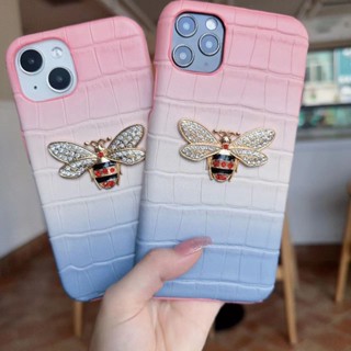 เคส iPhone 13 promax เคสโทรศัพท์มือถือ ฝังเพชร ลายผึ้ง สีรุ้ง สําหรับ iPhone 13 14pro 12 promax 13mini 7 8 plus 11 promax xs max