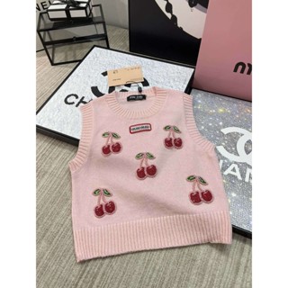 RZCA MIU MIU 2023 heavy industry three-dimensional square embroidered letter Cherry beaded decorative sleeveless all-match knitted vest