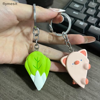 Flymesit พวงกุญแจเรซิ่น รูปการ์ตูนหมูน่ารัก พร้อมจี้แม่เหล็ก รูปหัวใจ สําหรับห้อยกระเป๋า กุญแจรถยนต์ 1 คู่