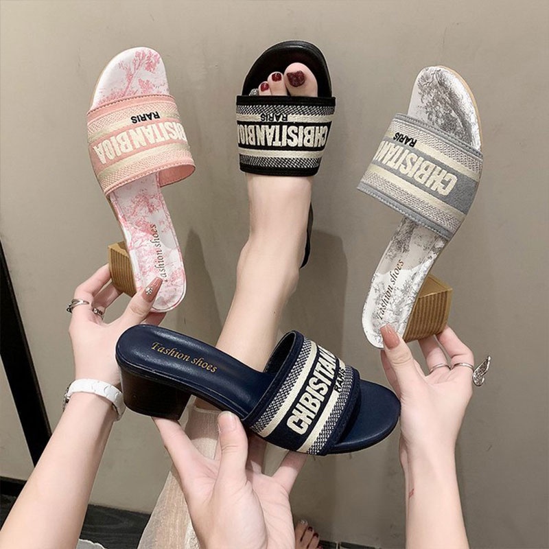 Dinanna รองเท้าแตะปักตัวอักษรสําหรับผู้หญิง(5 ซม.) รองเท้าส้นสูงทุกการแข่งขันสําหรับผู้หญิงรองเท้าแตะกลางแจ้งสไตล์เกาหลี