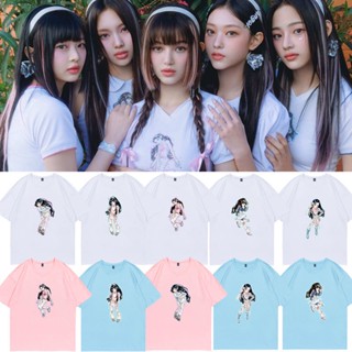 เสื้อยืดแขนสั้นลําลอง ผ้าฝ้าย ทรงหลวม พิมพ์ลายอนิเมะ KPOP NewJeans Album GetUp แบบเรียบง่าย แฟชั่นฤดูร้อน สไตล์เกาหลี สําหรับผู้หญิง