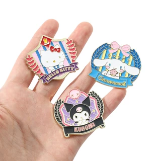 Sanrio เข็มกลัดโลหะ รูปการ์ตูนสุนัข Kulomi Cinnamon น่ารัก เครื่องประดับ สําหรับนักเรียน กระเป๋า