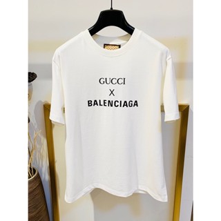 ☆★♣ Gucci เสื้อยืดแขนสั้น คอกลม พิมพ์ลายกราฟฟิติตัวอักษร สําหรับผู้ชาย และผู้หญิง