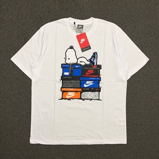 เสื้อยืดแขนสั้น เสื้อยืดสีขาวพิมพ์ลายกล่องรองเท้า Nike X Snoopy สําหรับผู้ชาย saleS-5XL