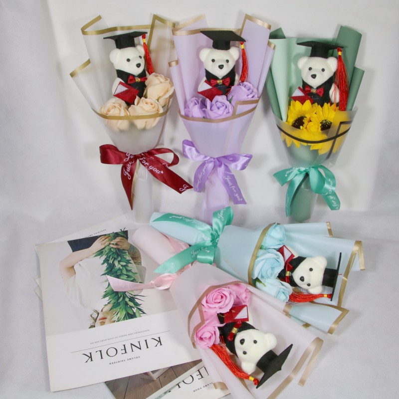 ( พร้อมส่ง ) ช่อหมีบัณฑิตดอกกุหลาบ 3 ดอก งานปัจฉิม หรือสำหรับบัณฑิตน้อย ขนาดความสูง ประมาณ 35 ซม.