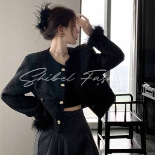 เสื้อคลุมตัวสั้นคอกลม เรียบหรู เข้ารูป ปลายแขนแต่งขน