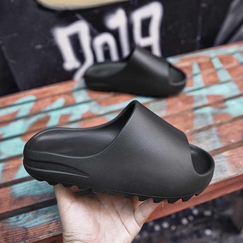 「DR」Slide Kanye รองเท้าแตะผู้ชาย ป้องกันการลื่นไถล นุ่มและสบาย Size 36-45