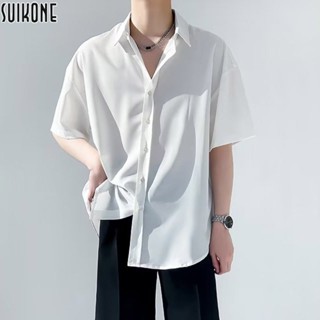 Suikone   เสื้อเชิ้ตผ้าไหมน้ำแข็งสีทึบสไตล์ฮ่องกงสำหรับผู้ชายเสื้อเชิ้ตแขนสั้นลำลองยอดนิยมสไตล์เกาหลี