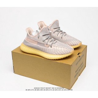 【ฟรีถุงเท้า】รองเท้าผ้าใบ รองเท้าวิ่ง UA Synth” Reflective Yeezy Boost 350 v2 สําหรับผู้ชาย และผู้หญิง ไซซ์ 36-48 WD1S